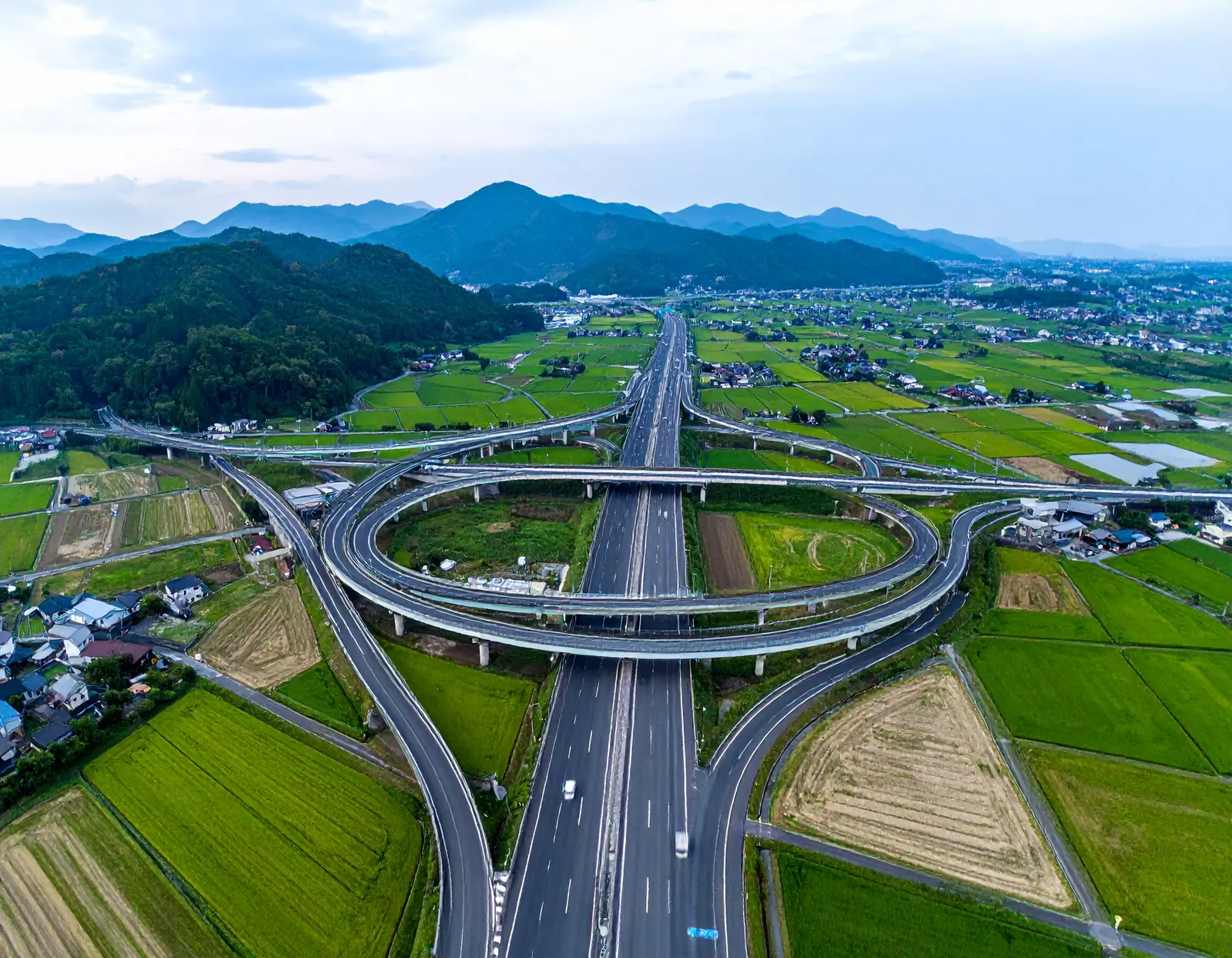道路が交差するインターチェンジの風景