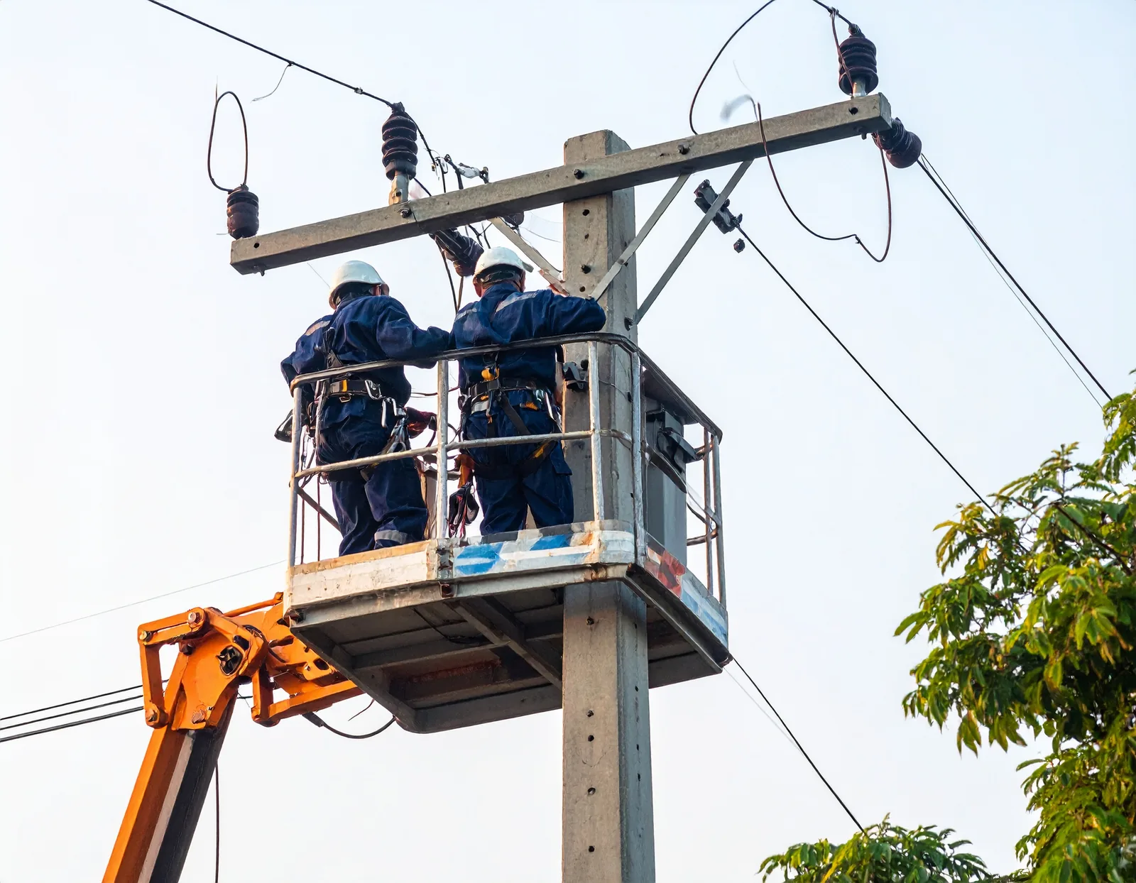 高所作業車で配電設備工事を行う作業員